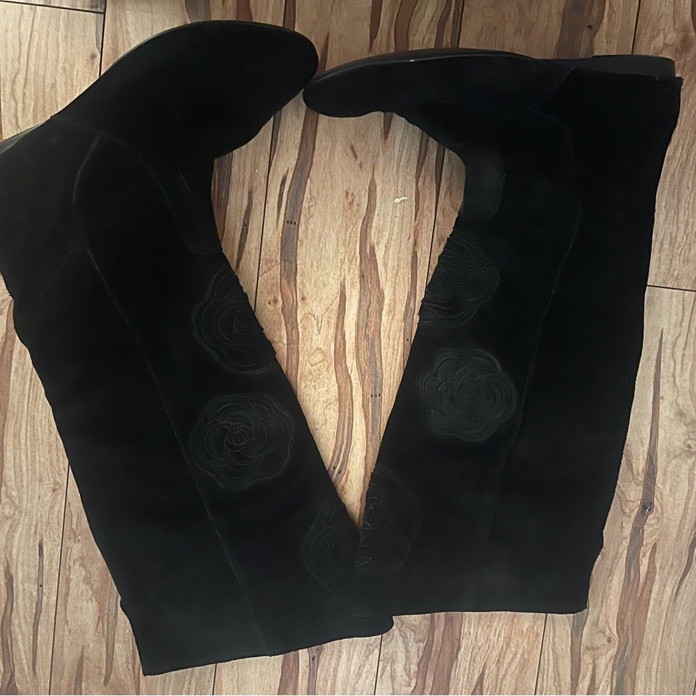 Elegant Black Heeled Boots with Minimalist Design